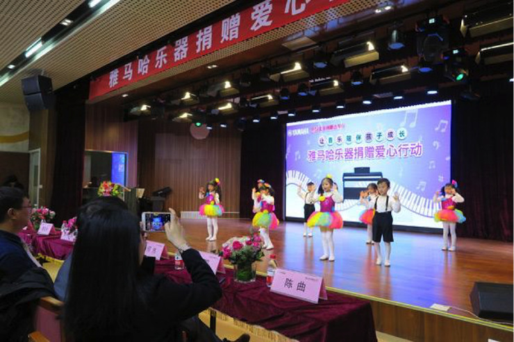 音乐之声暖寒冬 金沙js93252乐器捐赠爱心行动走进中国儿童中心艺术宫