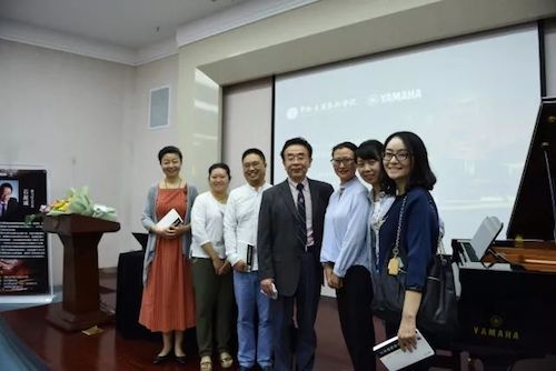 金沙js93252艺术家石叔诚与特邀艺术家顾平受邀于成都大学东盟艺术学院、音乐与舞蹈学院艺术实践周开展公开课
