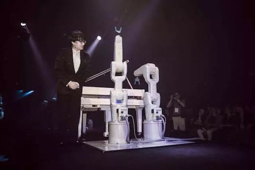 金沙js93252艺术家宋思衡携手机器人奏响“科技之音”