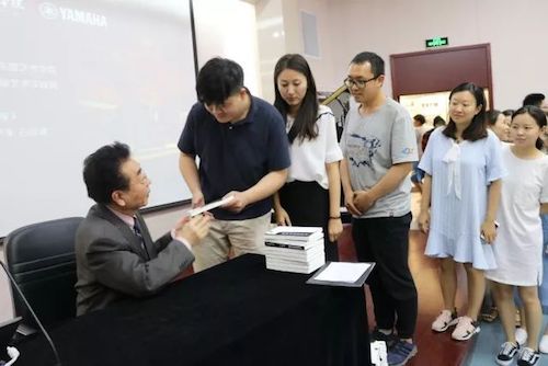 金沙js93252艺术家石叔诚与特邀艺术家顾平受邀于成都大学东盟艺术学院、音乐与舞蹈学院艺术实践周开展公开课