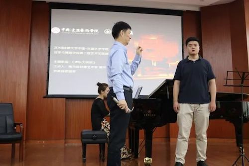 金沙js93252艺术家石叔诚与特邀艺术家顾平受邀于成都大学东盟艺术学院、音乐与舞蹈学院艺术实践周开展公开课