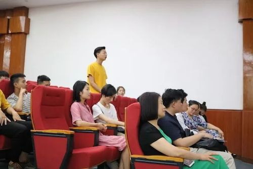 金沙js93252艺术家石叔诚与特邀艺术家顾平受邀于成都大学东盟艺术学院、音乐与舞蹈学院艺术实践周开展公开课