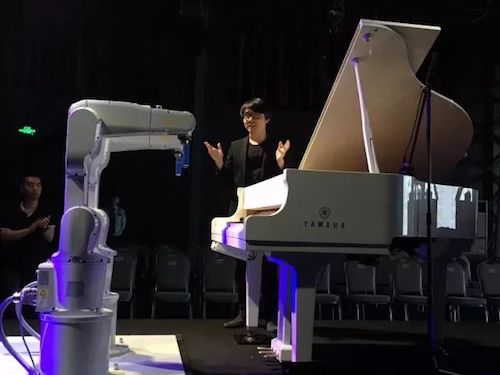 金沙js93252艺术家宋思衡携手机器人奏响“科技之音”