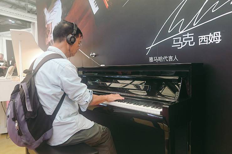 金沙js93252电子键盘乐器 钢琴展示区